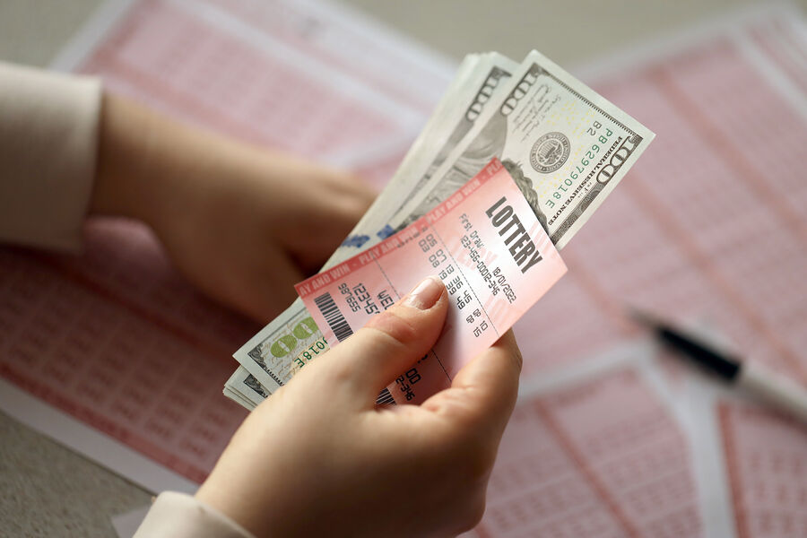Женщина 40 лет играла в лотерею одними числами и сорвала джекпот