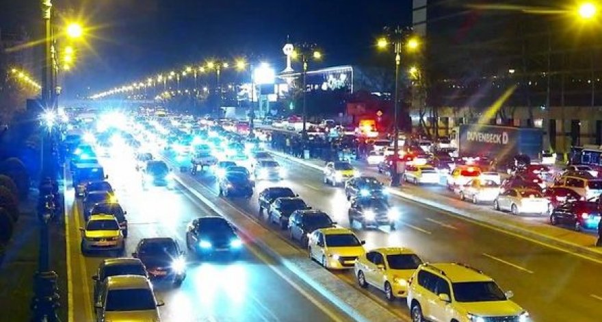 В Баку столкнулись два автомобиля: на дороге возник затор