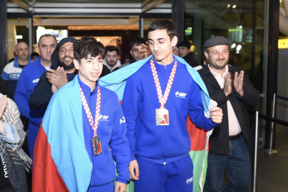 Завоевавшие золотые медали на чемпионате Европы азербайджанские боксеры вернулись на родину