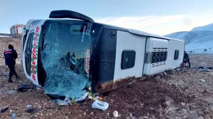 На востоке Турции перевернулся автобус, есть пострадавшие
