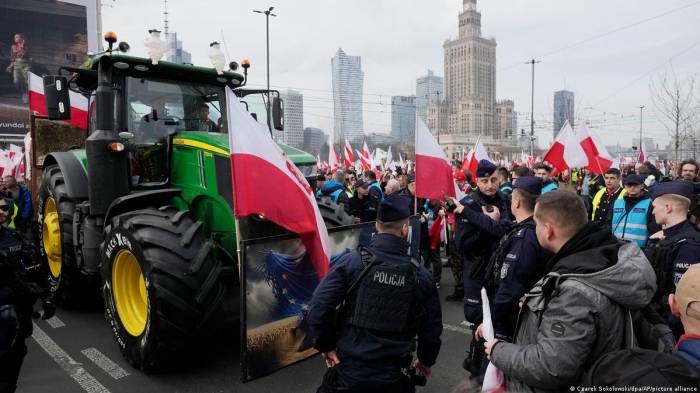Польские фермеры стали блокировать дома депутатов Сейма
