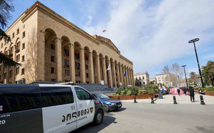 В Грузии ввели ограничения на вход в здание парламента
