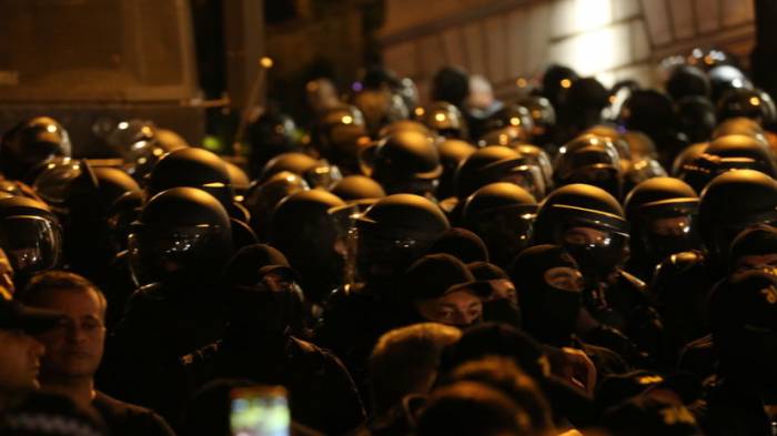Полиция начала применять перцовый газ против протестующих у парламента в Тбилиси - ВИДЕО
