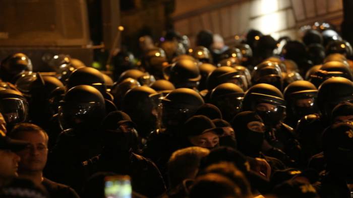 Полиция начала применять перцовый газ против протестующих у парламента в Тбилиси - ВИДЕО
