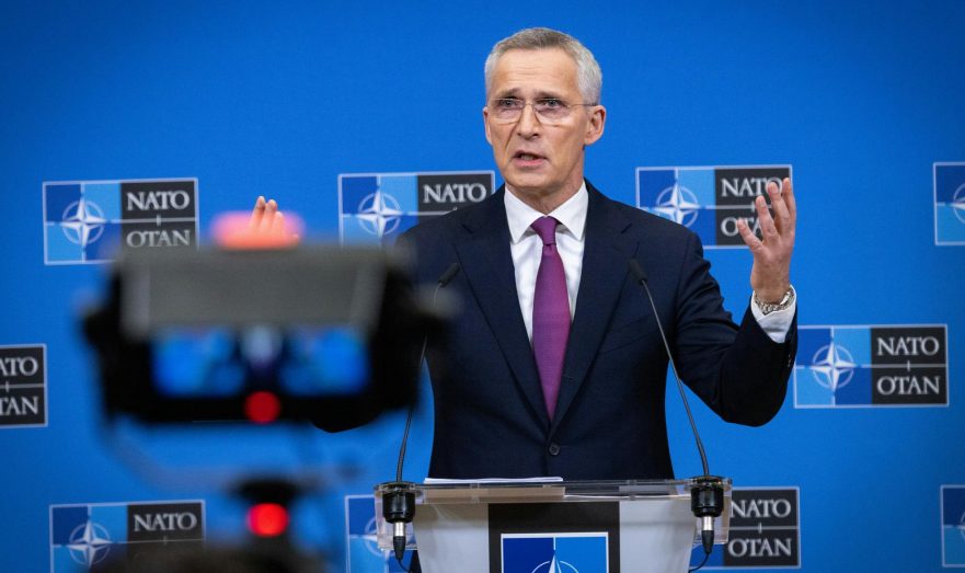 Столтенберг: НАТО наблюдает наращивание военной мощи России