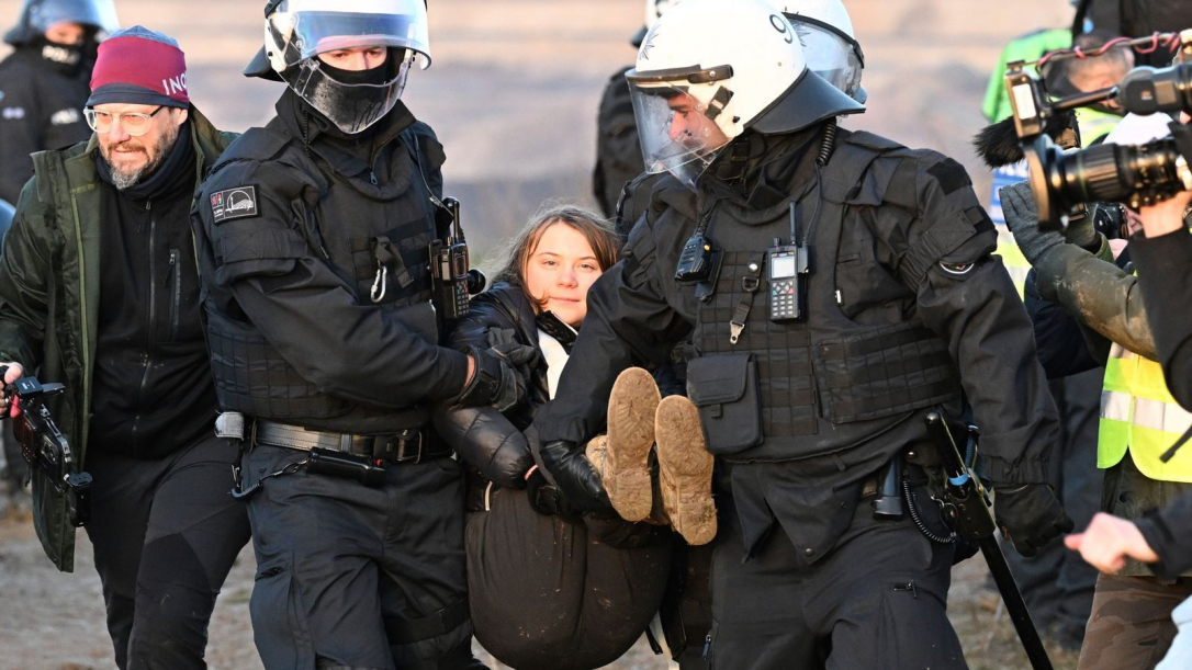 Грету Тунберг задержали на акции протеста в Гааге