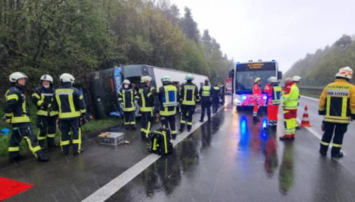 В Германии перевернулся автобус со школьниками, пострадали около 30 человек
