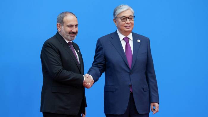 Президент Казахстана прибыл с визитом в Ереван
