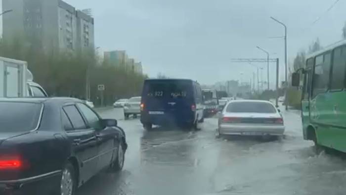 На Алматы обрушился сильный ливень -ВИДЕО
