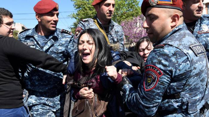 Десятки задержанных на акциях протеста в Армении
