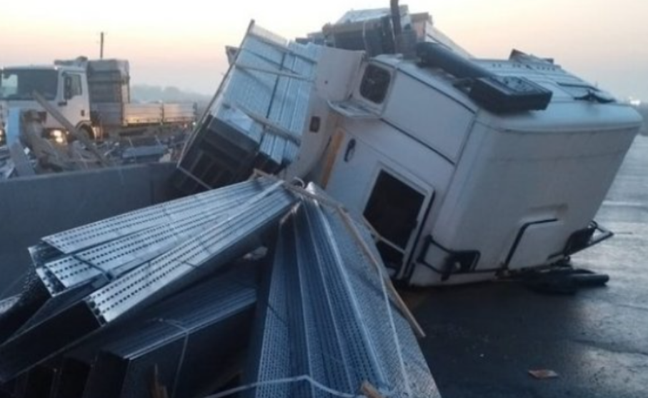 В Кюрдамирском районе КАМАЗ врезался в бетонный бордюр