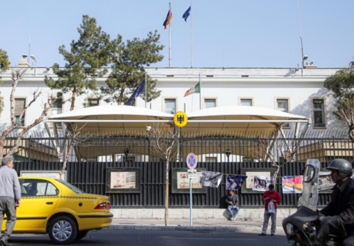 Родственники сотрудников посольства Германии срочно покидают Иран