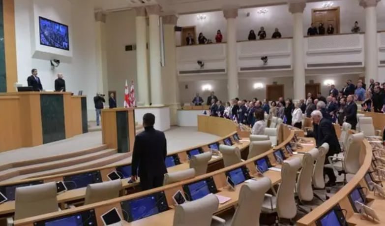 Спор о законе об иноагентах чуть не перерос в драку в парламенте Грузии