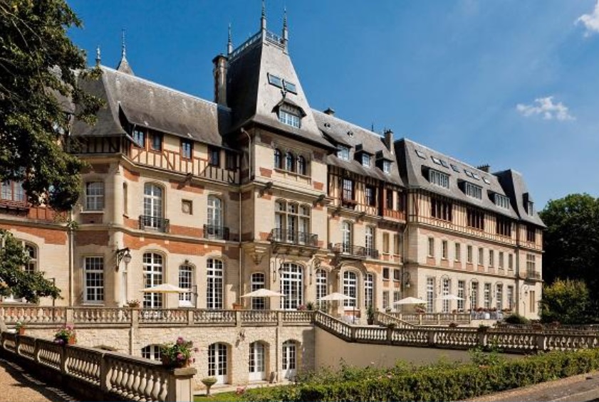 Почти полмиллиарда евро: во Франции продают бывший замок короля Марокко
