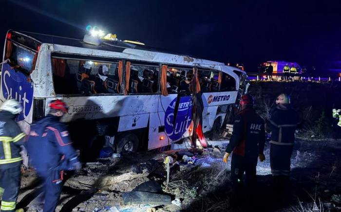 В Турции перевернулся рейсовый автобус, погибли и пострадали десятки человек
