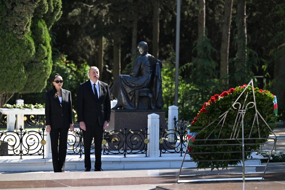 Ильхам Алиев и Мехрибан Алиева посетили могилу Гейдара Алиева в Аллее почетного захоронения