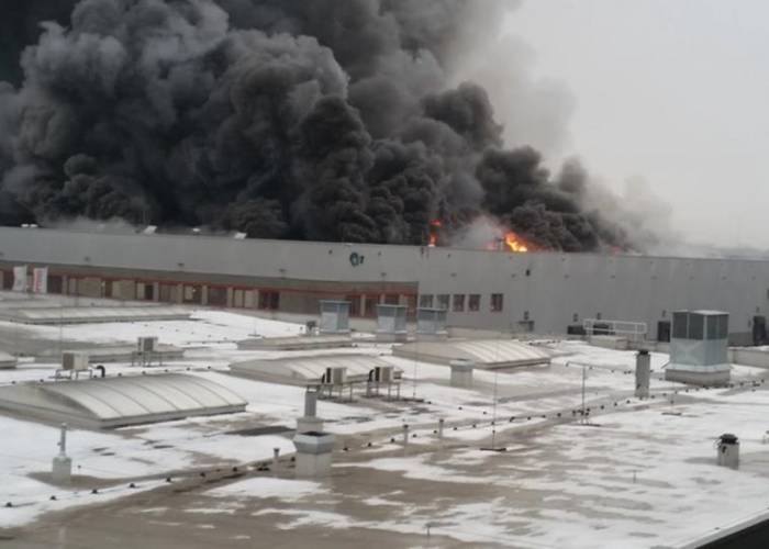 В Москве горит торговый комплекс в районе Бибирево
