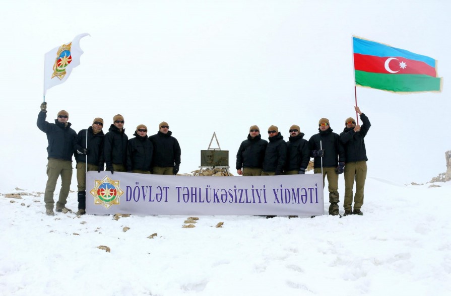 Сотрудники СГБ водрузили на пике Гейдара флаг Азербайджана