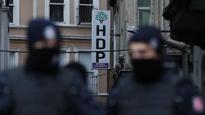 Полиция Стамбула задержала десятки человек при попытке пройти на закрытую площадь
