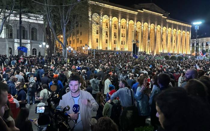 В центре Тбилиси выросло число участников протестов против закона об иноагентах
