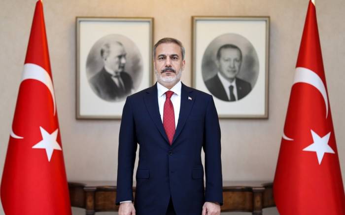 Глава МИД Турции поздравил Азербайджан с Днем независимости
