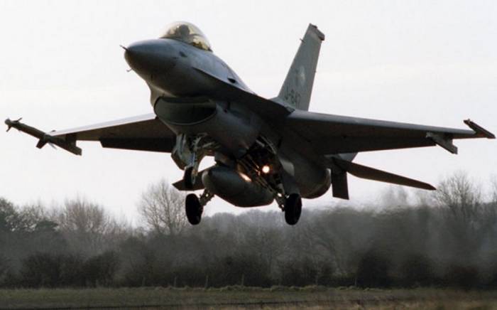 Чехия передала Украине первый авиатренажер американского истребителя F-16

