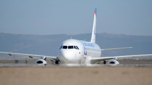 В Екатеринбурге самолет, выполняющий рейс в Бишкек, наехал на работника аэропорта
