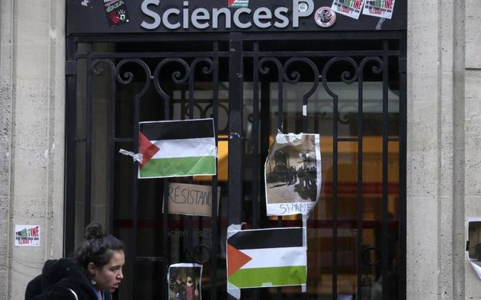 В Париже поддерживающие Палестину студенты Sciences Po перекрыли вход в институт
