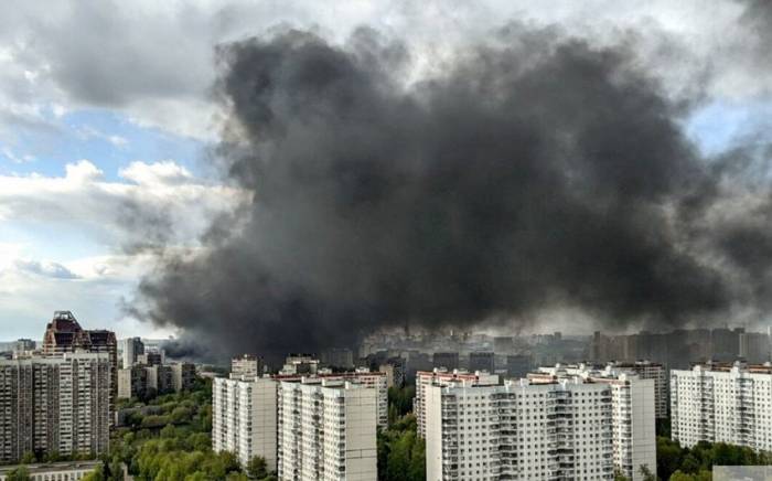 В Москве горит производственно-складское здание, к тушению привлечена авиация
