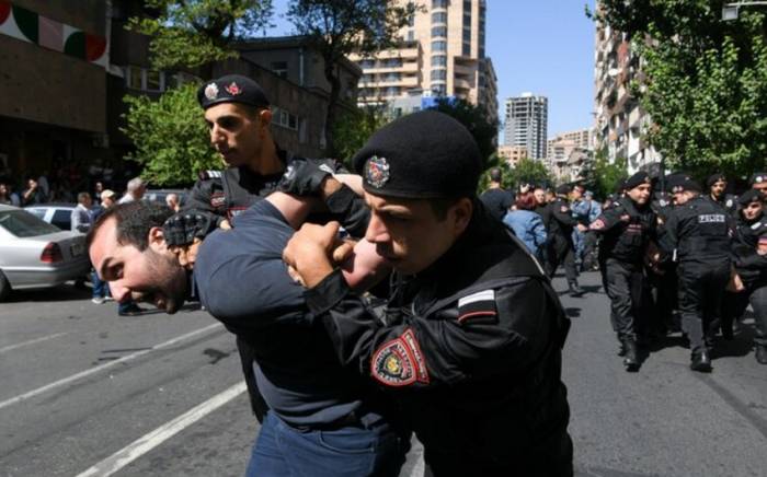 В центре Еревана полиция начала задерживать участников акции протеста
