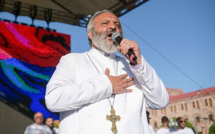 Архиепископ Баграт Галстанян призвал провести очередной митинг протеста в Ереване 15 мая
