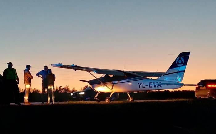 В Латвии самолет совершил аварийную посадку на шоссе
