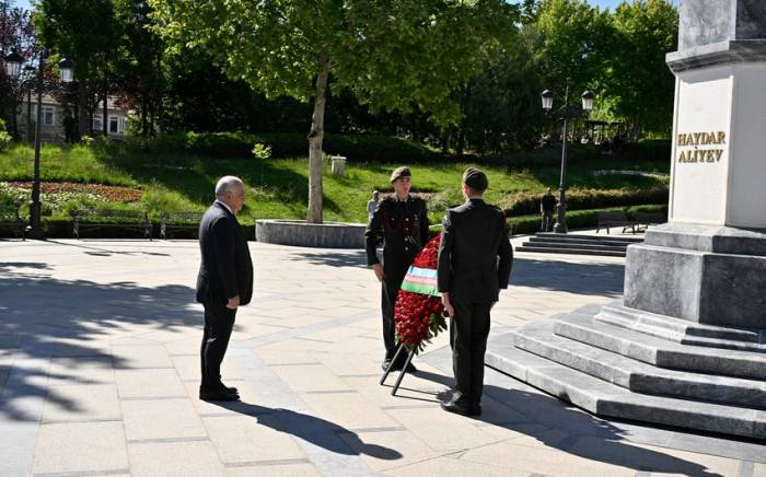 Али Асадов посетил памятник Гейдару Алиеву в Анкаре
