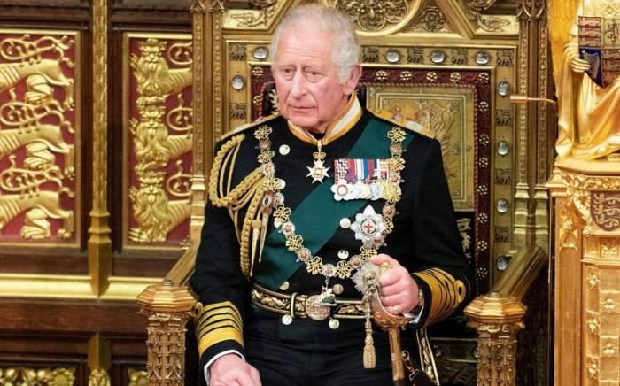 Британский король Карл III по состоянию здоровья примет военный парад из кареты

