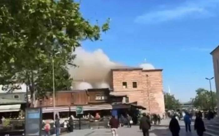 Пожар охватил Египетский рынок в центре Стамбула
