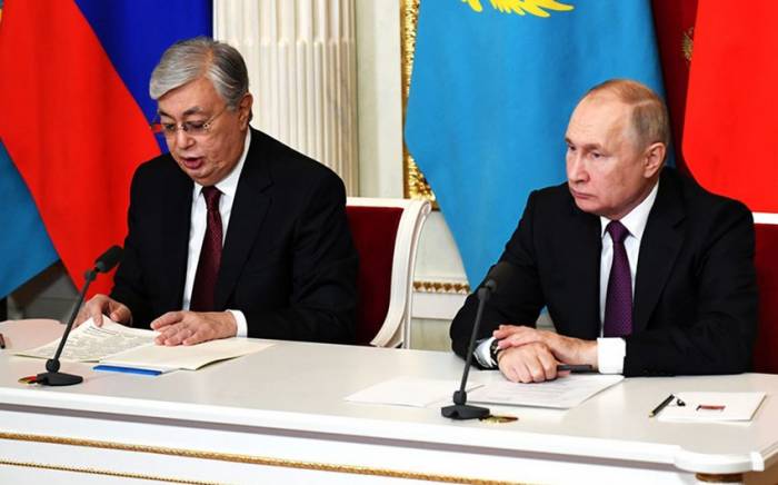 Путин и Токаев обсудили по телефону сотрудничество в сфере энергетики и логистики
