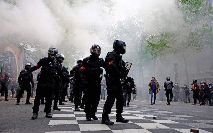 В Париже 57 полицейских пострадали в ходе первомайской демонстрации
