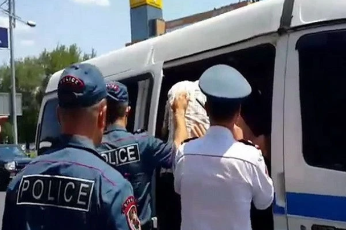 У протестующих в Эчмиадзине армянская полиция изъяла оружие и боеприпасы