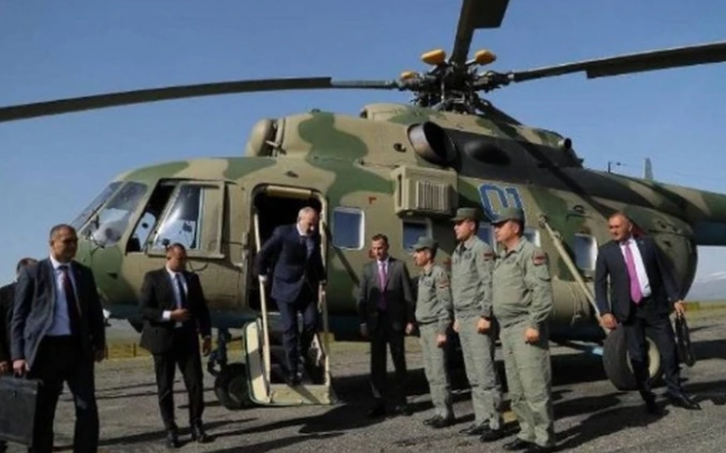 Вертолет премьер-министра Армении совершил экстренную посадку на стадионе