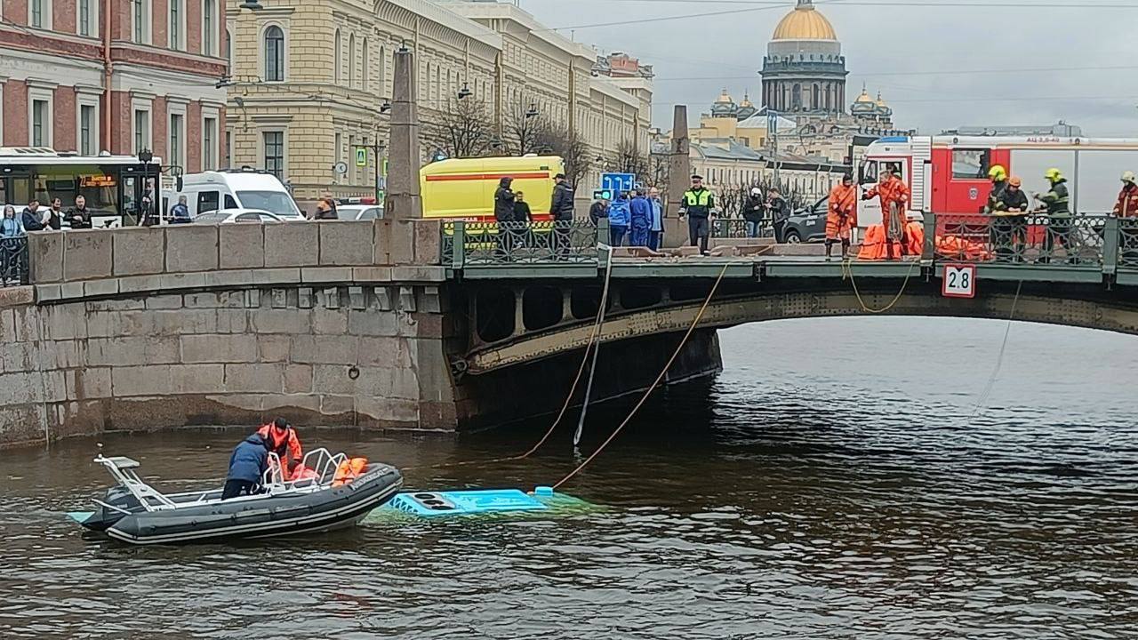 В Петербурге пассажирский автобус упал с моста в реку, погибли шесть человек -ВИДЕО -ОБНОВЛЕНО
