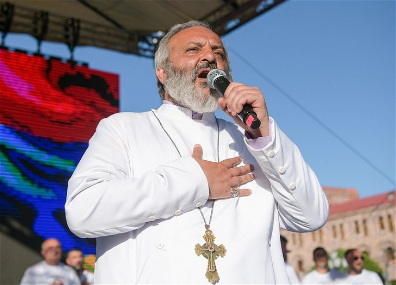 Лидер протестов в Армении Баграт Галстанян заявил, что сохранит свой духовный сан