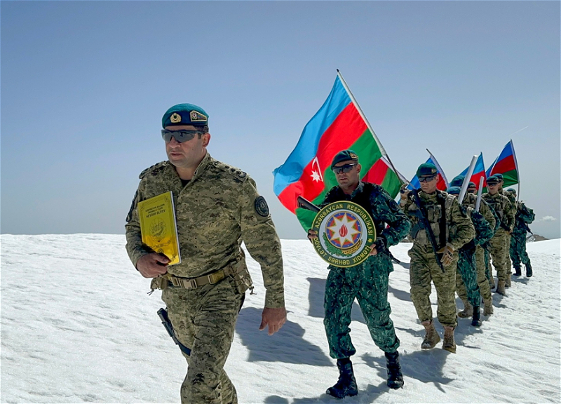 Азербайджанские пограничники совершили восхождение на пик Гейдара