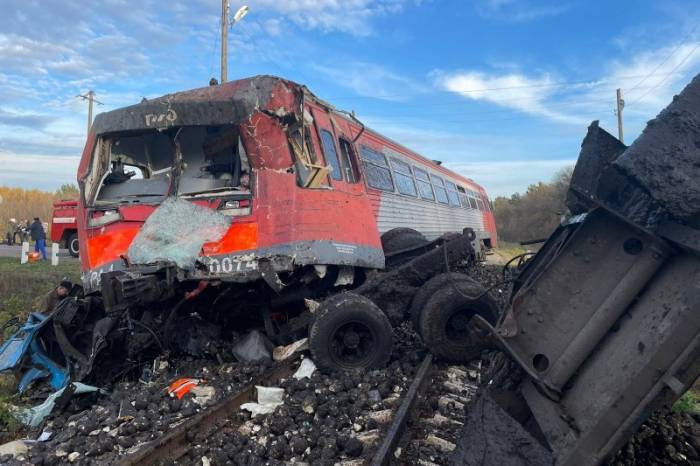 Число жертв столкновения поезда с автобусом в Словакии увеличилось до семи человек
