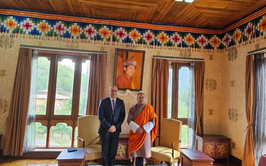 Посол Азербайджана вручил верительные грамоты королю Бутана