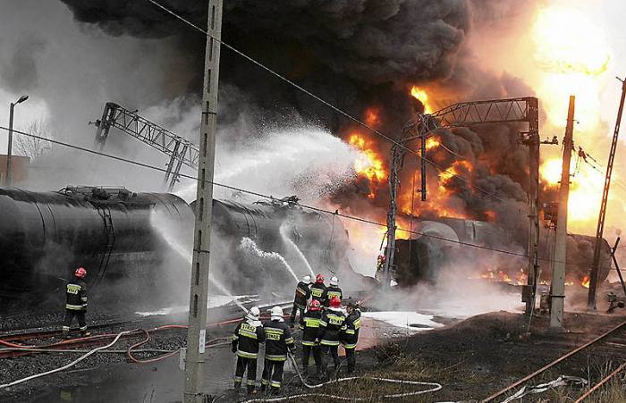 На юге Польши загорелись цистерны с топливом
