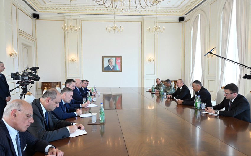 Президент Ильхам Алиев принял делегацию во главе с министром обороны Италии