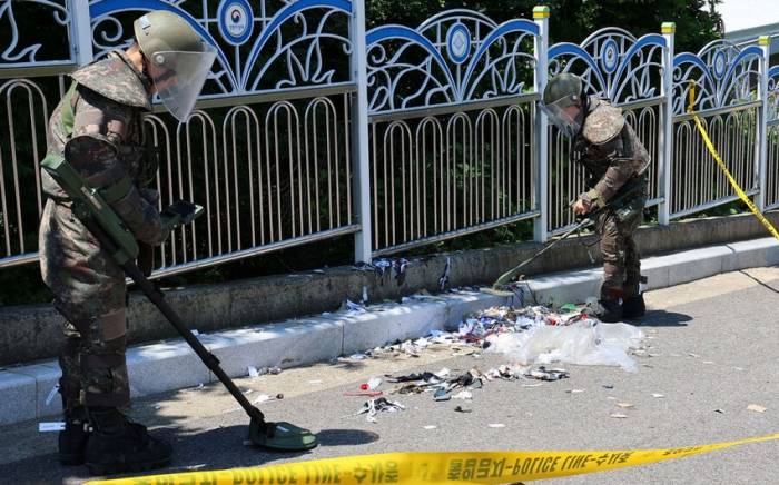 КНДР сбросила на Южную Корею воздушными шарами 15 тонн мусора
