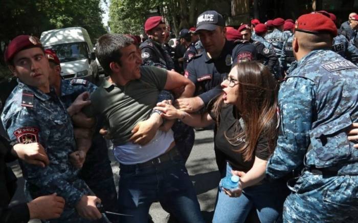 Полиция Армении предупредила участников антиправительственной акции, что готова применить спецсредства
