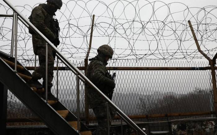 Военные Южной Кореи открыли огонь в сторону перешедших границу солдат КНДР
