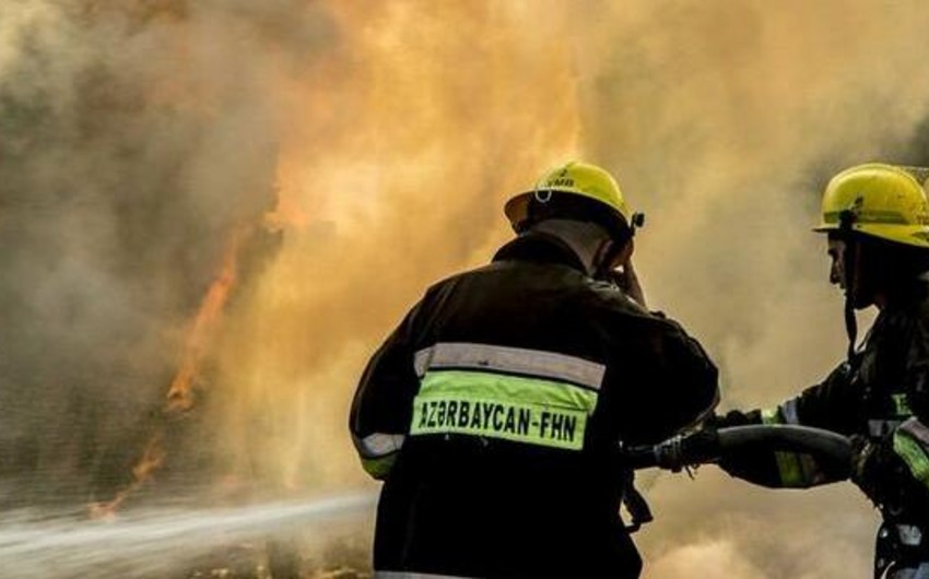 В поселке Хокмяли Абшеронского района возник пожар в жилом доме